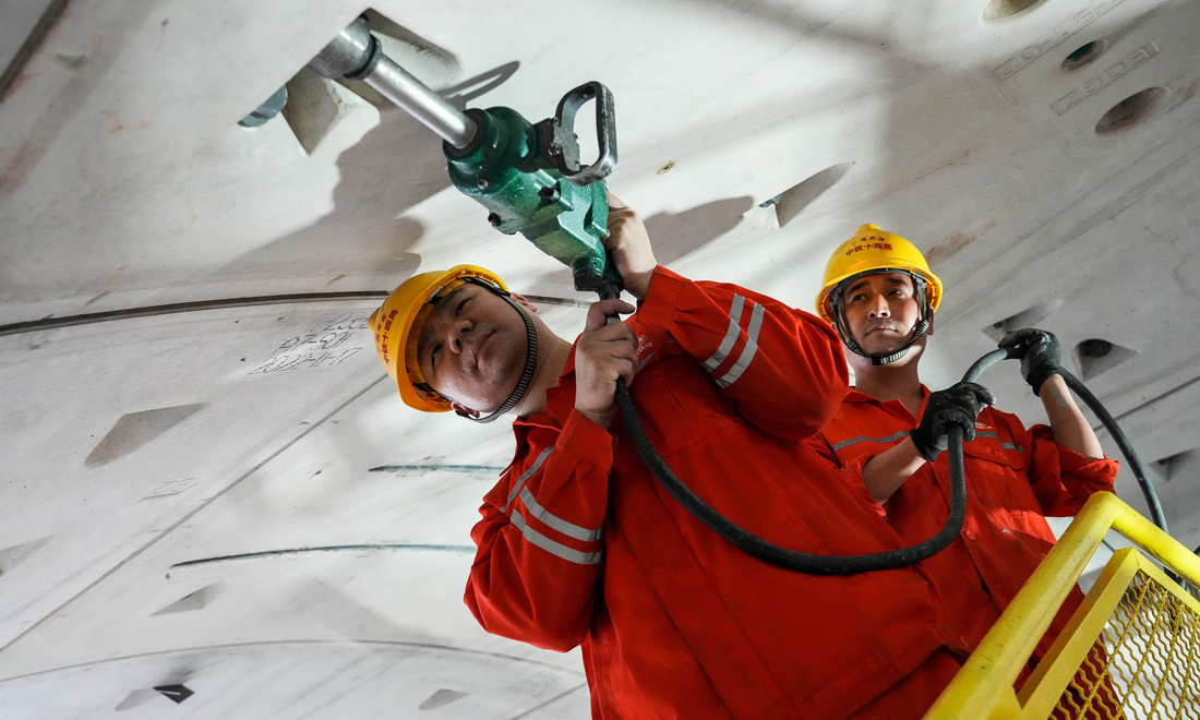 2月28日，施工人員在廣湛鐵路湛江灣海底隧道盾構區間鉚固隧道管片。新華社記者 劉大偉 攝