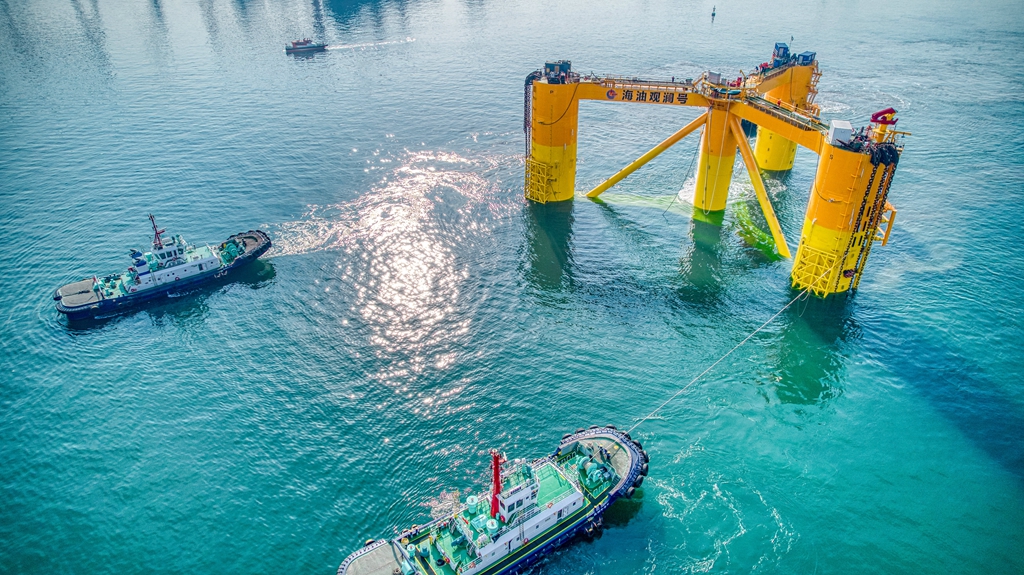 3月3日，我國首個深遠海浮式風電平臺“海油觀瀾號”的浮體結構已經從青島啟程10天了。它正去往1200多海里外的珠海，在那里將與風機和塔筒完成一體化集成，隨后它將載著“大風車”抵達文昌油田群所處海域，為海上油氣生產平臺提供源源不斷的綠色電力。