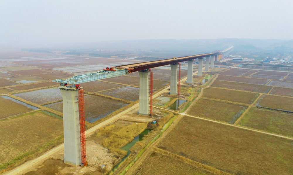該橋創下連續頂推長度（連續頂推總長度為3816米）、最大頂推長度（單聯最大頂推長度為1912米）、頂推施工時同步控制千斤頂數量（單聯最多控制66臺千斤頂）、單橋耐候鋼使用量（全橋共使用耐候鋼5.7萬噸）4項世界第一的紀錄。截至目前，該橋山西側頂推完成890.3米，陜西側頂推完成770米。圖為大橋山西側施工作業現場。