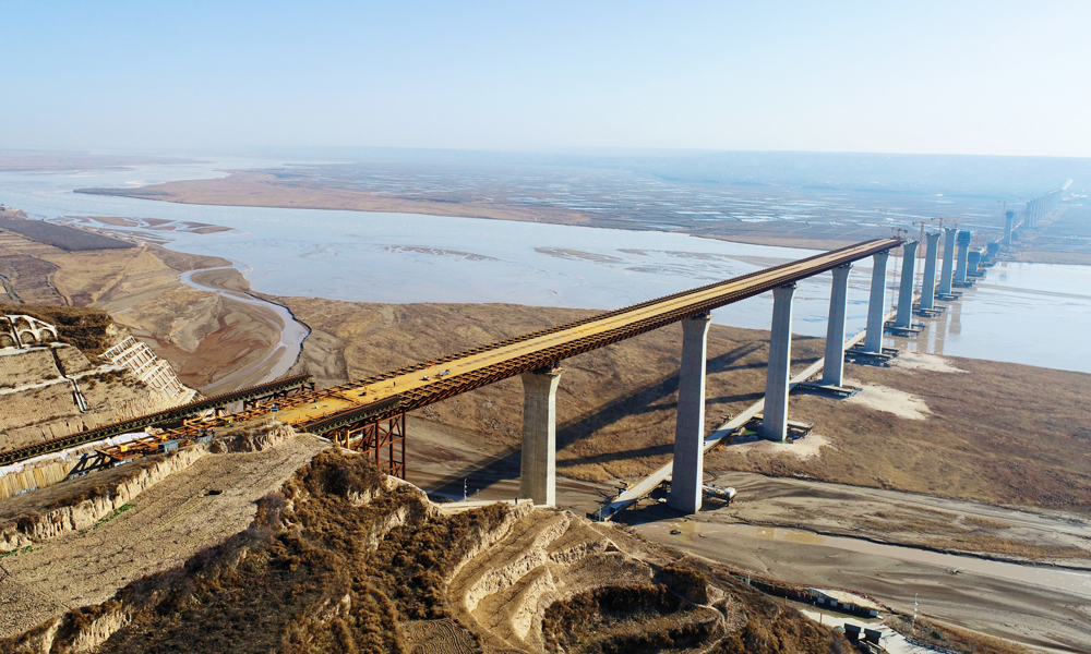 建成通車后，臨猗黃河大橋將與陜西省合陽至銅川高速公路順接，與其它公路銜接共同構成一個橫貫東西、縱貫南北的高速公路網，屆時山西省運城市至陜西省銅川市通車時間從4小時縮減至2個半小時，為山西運城黃河流域高質量發展發揮極大促進作用。圖為大橋陜西側施工作業現場。