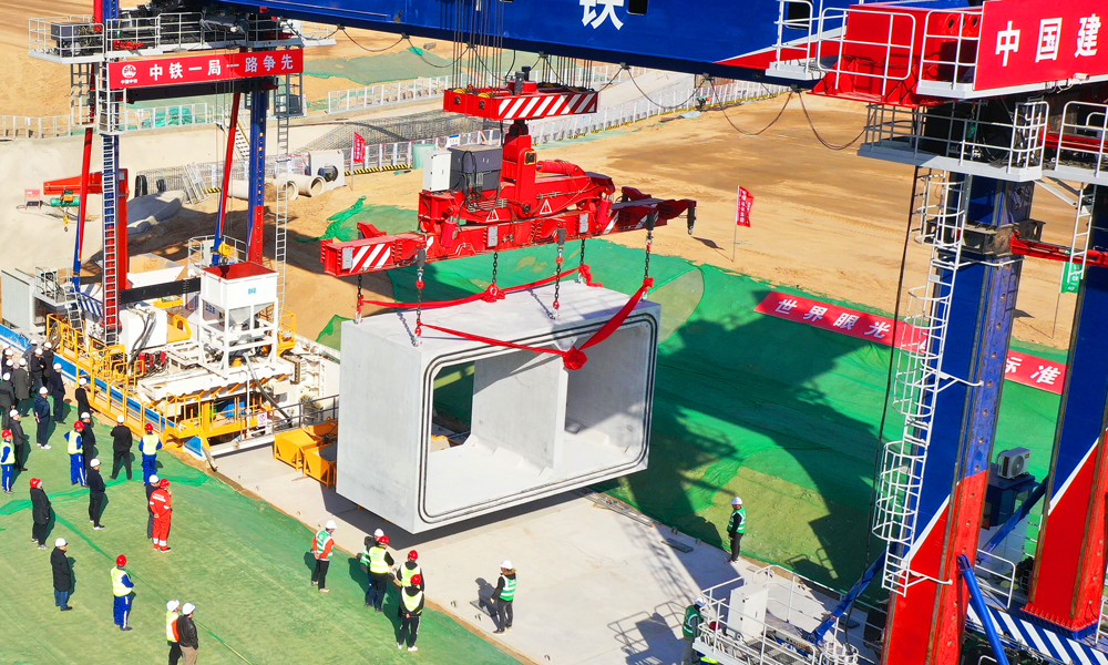 項目負責人介紹，使用綜合管廊U盾架管機與傳統開挖施工相比，可使項目工期縮短20%以上，并節省80%人工，同時具備綠色環保技術優勢，可減少75%碳排放、50%污染。