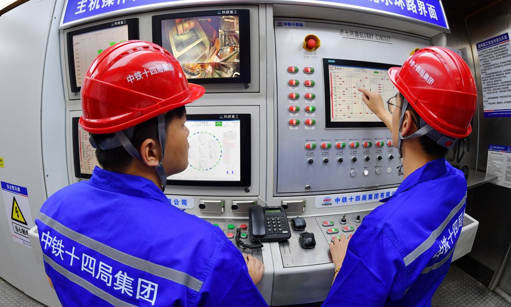 湘雅路過江通道工程總投資53.278億元，隧道全長4180米，其中過江段1429米。采用一臺開挖直徑15.01米的泥水平衡盾構機掘進，設計為雙管雙向六車道，行車時速50公里。據介紹，量身打造的“星盛號”盾構機是目前國內最先進的智能掘進設備之一。項目團隊攻克了施工地質條件復雜、大坡度小曲線始發等施工難題，8次組織專業潛水員進倉換刀，累計進倉1300余倉，更換刀具800余把，創造了盾構施工巖層掘進月均180米、最高月進尺280米的施工記錄，為同類型水下巖層大直徑盾構隧道施工積累了寶貴經驗。圖為建設者正在操作盾構機。