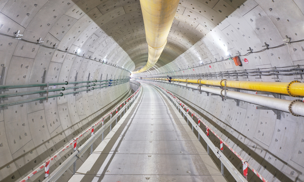 湘雅路過江通道工程是長沙市奮力實施“強省會”戰略、推動全省高質量發展的重要引擎。隧道通車后，將有效緩解北部城區銀盆嶺大橋和營盤路隧道過江壓力，構建“一江兩岸比翼齊飛、河東河西聯動協調”的“大交通”城市發展新格局，實現聯線成網、內外通暢的目標，助力長沙加速打造國家綜合交通樞紐中心。圖為隧道內部。