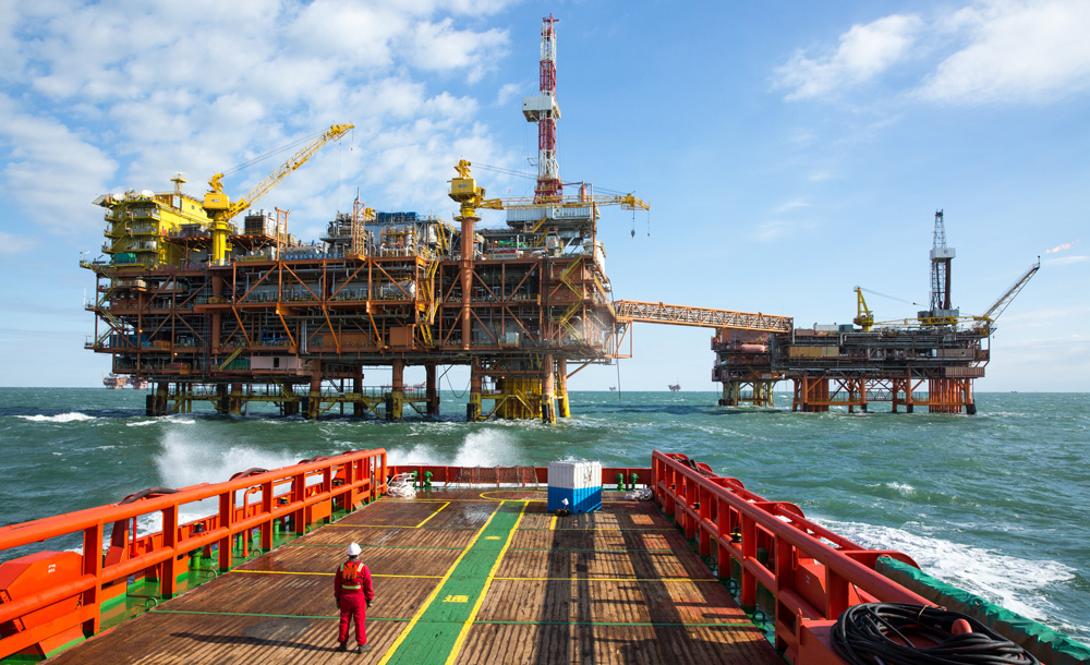 綏中36-1油田地處北緯40度的冰區，屬于稠油油田，開發難度非常大。中國海油自主攻克海上稠油開發技術，具備了自主開發海上大型整裝油田和稠油油田的能力。1993年，綏中36-1油田試驗區成功建成投產，成為中國自營勘探開發的第一個海上現代化油田，在中國海洋石油工業發展史上具有里程碑意義。經過近30年的滾動開發，綏中36-1油田已擁有19座在生產平臺，高峰期時，年產原油超過500萬立方米。