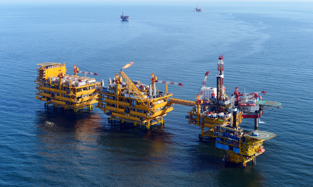 目前，綏中36-1油田共有70口油井運轉天數超過2000天，其中有32口油井運轉超過3000天。并且該油田已培育出7口累產超百萬立方米的油井，并連續12年實現年產油氣當量超350萬立方米。