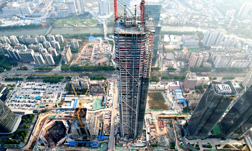 近日，隨著最后一方混凝土澆筑完成，由中國建筑旗下中建八局承建的廣州廣商中心項目順利突破333.45米標高，實現主體結構封頂。