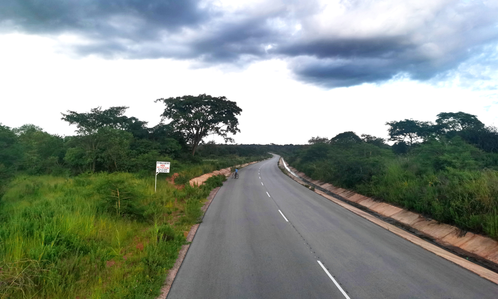 近日，中國中鐵旗下中鐵七局承建的坦桑尼亞108公里道路升級項目，經由坦桑尼亞國家公路局代表、卡塔維省公路局代表、監理咨詢工程師等一行人組成的10人驗收工作小組檢查認定，順利通過終交驗。圖為坦桑尼亞108公里道路升級項目。