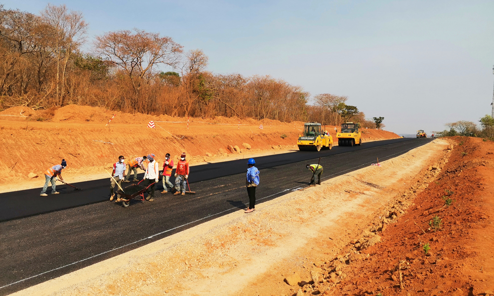 該項目沿線地形地貌復雜，途經群山、森林、沼澤及64公里保護區（無人區），環保要求等級高；沿線野生動物時有出沒，且蚊蟲多，瘧疾、傷寒患病率高；項目所在地無公用飲用水設施。中鐵七局海外建設者主動作為，通過聘用安保人員防備叢林野獸、打井取水并與村民共享等方式克服困難，精心組織施工，建成品質工程，受到當地各界稱贊。圖為坦桑尼亞108公里道路升級項目旱季瀝青砼施工現場。