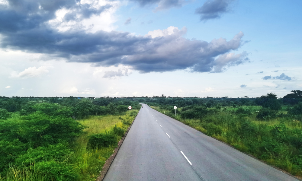 作為坦桑尼亞重要的國家級主干公路，項目開通運營后，不僅極大地便利了沿線民眾出行，還對卡塔維省的礦產資源和農業開發產生積極深遠影響，對當地的經濟發展提速具有舉足輕重的意義。據悉，中鐵七局在坦桑尼亞已累計建成道路里程近1300公里。圖為坦桑尼亞108公里道路升級項目。