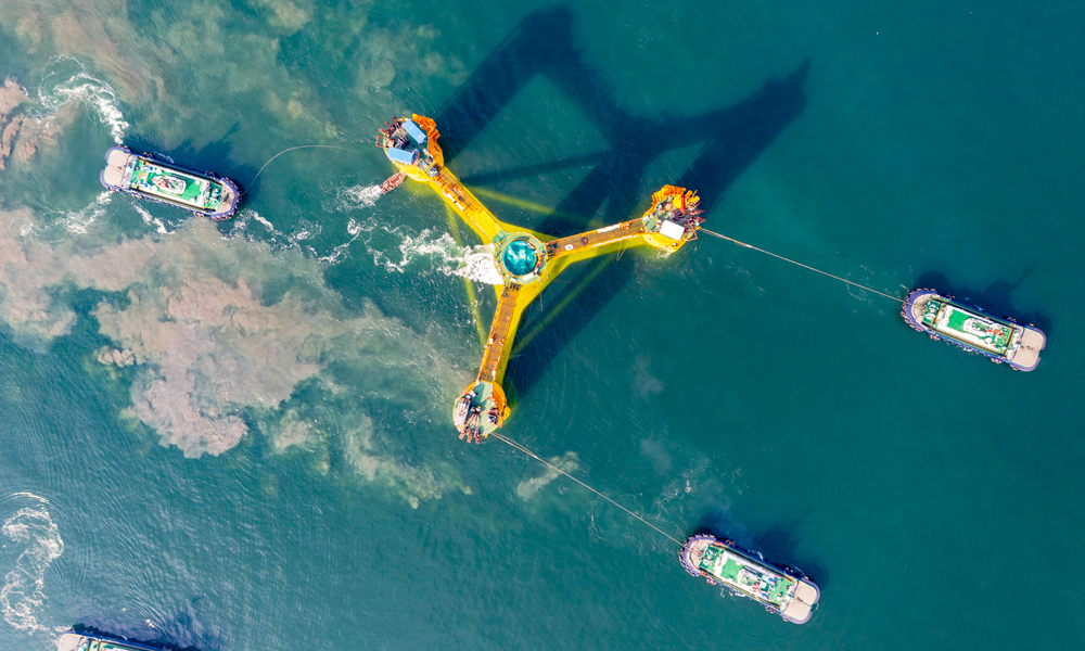 3月26日，我國首座深遠海浮式風電平臺“海油觀瀾號”在廣東珠海福陸碼頭啟航前往海南文昌海域。這標志著我國深遠海風電關鍵技術取得重大進展，海上油氣開發邁出進軍“綠電時代”的關鍵一步。