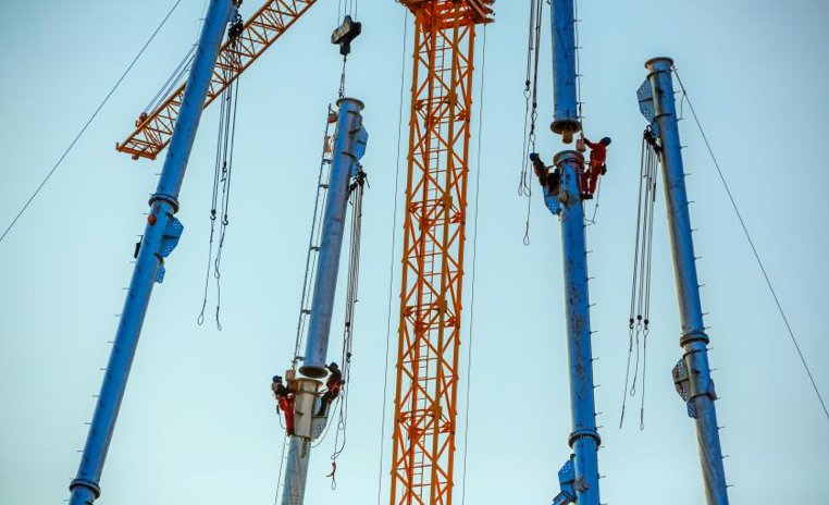 近日，國家電網江西電力員工開展武漢—南昌1000千伏特高壓工程組塔施工。