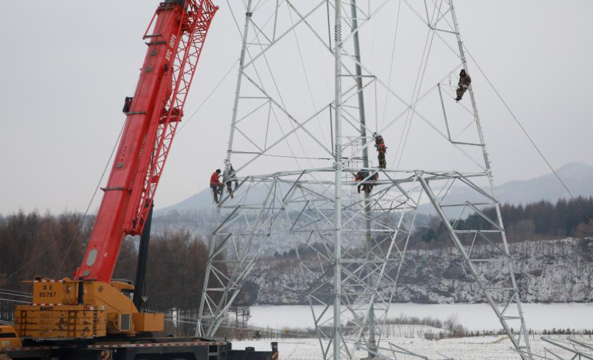 近日，國家電網吉林電力員工在沈白高鐵輸電線路遷改工程現場組立鐵塔。