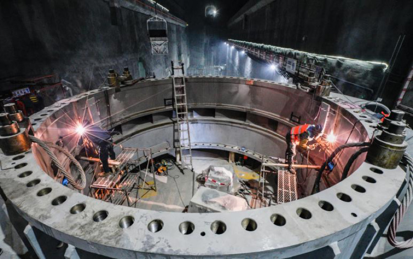 近日，國家電網新源浙江寧海抽水蓄能電站工程建設人員組裝焊接1號機組座環蝸殼。