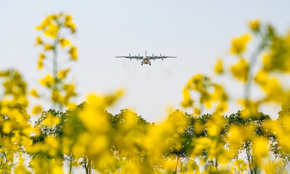 春來風光好，奮斗正當時。近年來，中國航空工業集團有限公司聚焦航空科技高水平自立自強，推動航空工業高質量發展，讓航空工業持續迸發蓬勃生機。圖為近日，運8飛機飛過漢中油菜花田。岳書華 攝
