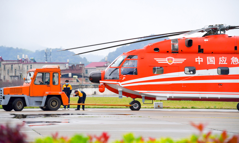 近日，航空工業昌飛試飛站春日突擊正忙，工作人員正拖曳直8到機坪。湯向偉 攝