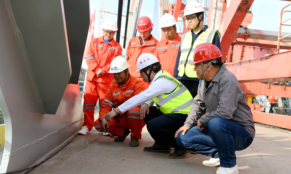 據了解，漢巴南高鐵全線控制性工程“兩橋兩隧”——光輝隧道、東華山隧道、恩陽河特大橋、嘉陵江特大橋至此均已“打通”，全線預計于2024年5月具備開通運營條件，建成后將打通困擾革命老區的交通瓶頸，對加速推動該地區融入成渝地區雙城經濟圈具有重要推動意義。圖為鐵五院設計人員配合施工單位進行合龍點位對接。