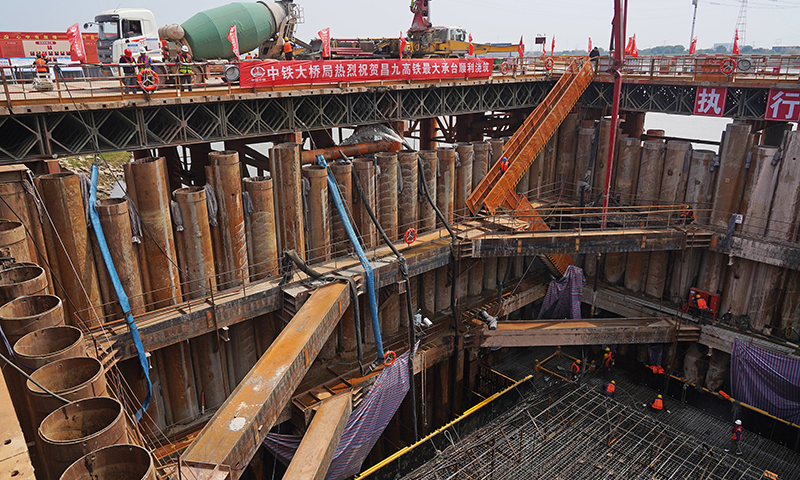 中鐵大橋局工人在揚子洲贛江公鐵大橋建設現場施工（4月2日攝）。新華社記者 萬象 攝