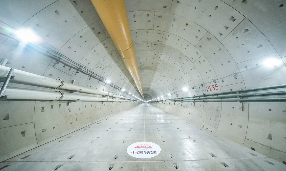 4月12日上午9時許，隨著“新穿越號”盾構機刀盤破洞而出，由中國鐵建所屬鐵四院設計、中鐵十四局承建的上海首條市域鐵路機場聯絡線2標盾構隧道順利貫通，為我國首條串聯“兩座機場和三座火車站”的空鐵直通線路加快建設奠定了堅實的基礎。圖為建成后的成型隧道。