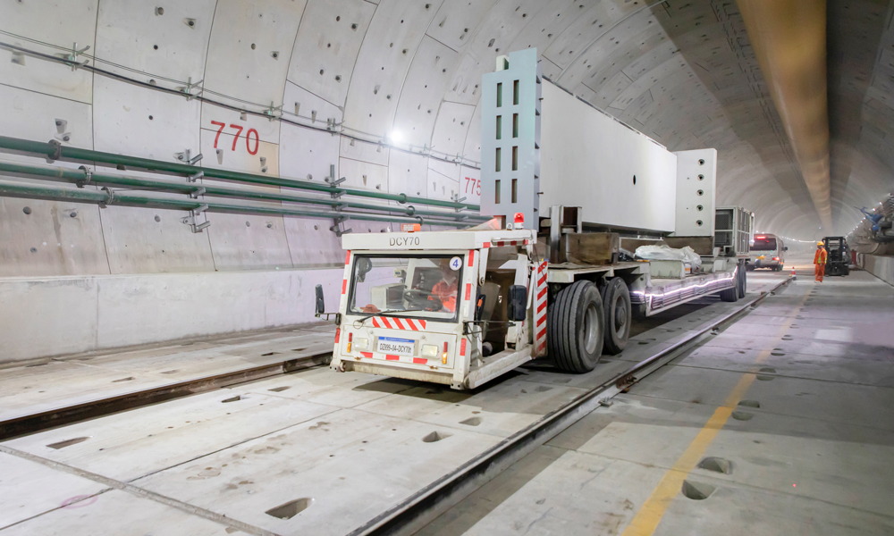 上海機場聯絡線從虹橋樞紐站出發，途經閔行、徐匯、浦東三區，最后到達上海東站。正線全長68.6公里，共設9個車站，設計時速160公里。圖為中隔墻運輸車在已經成型的隧道里進行運輸作業。