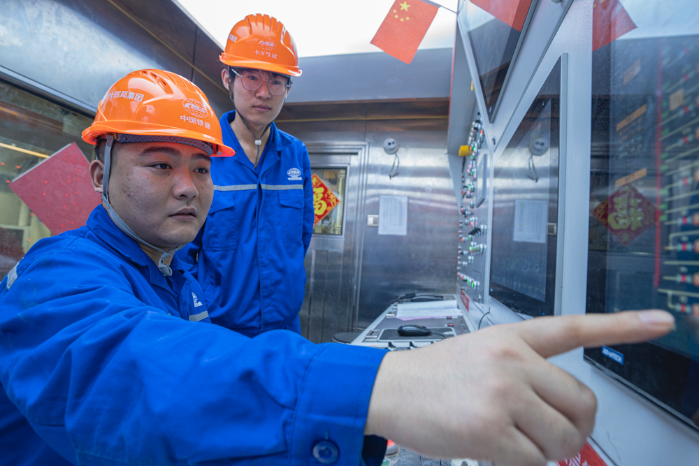 據悉，上海機場聯絡線工程建成通車后，乘客往來虹橋與浦東兩大綜合交通樞紐，由原來90分鐘縮減至40分鐘。同時還將進一步增強浦東和虹橋綜合交通樞紐對長三角區域的輻射作用，服務長三角城市群，為提升上海全球城市能級和核心競爭力、落實長三角一體化發展國家戰略提供有力支撐。圖為盾構機長劉昕（左下）在駕駛“新穿越號”盾構機。