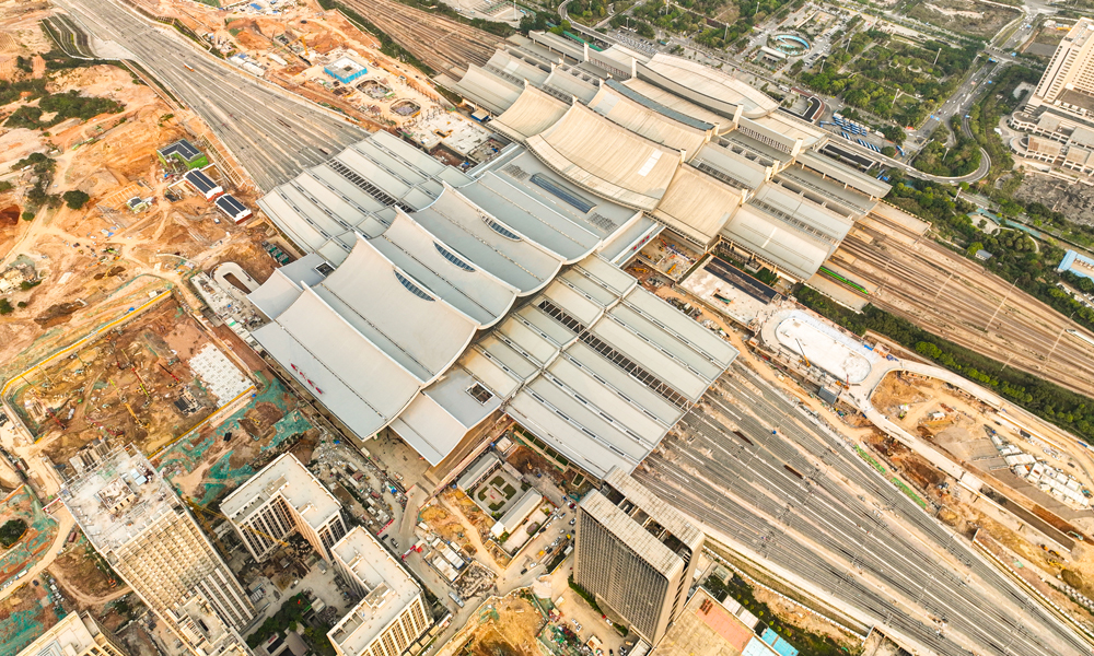 新建廈門北站是國內首條跨海高鐵——福廈高鐵全線施工難度最大的車站，站房建筑面積25萬平方米，建成后，廈門北站總體規模將達到13臺27線，年旅客發送量達5000萬人次，進一步促進福建沿海城市群快速發展。圖為該站房屋頂、墻身與臺基所采用的嘉庚風格建筑三段式造型。