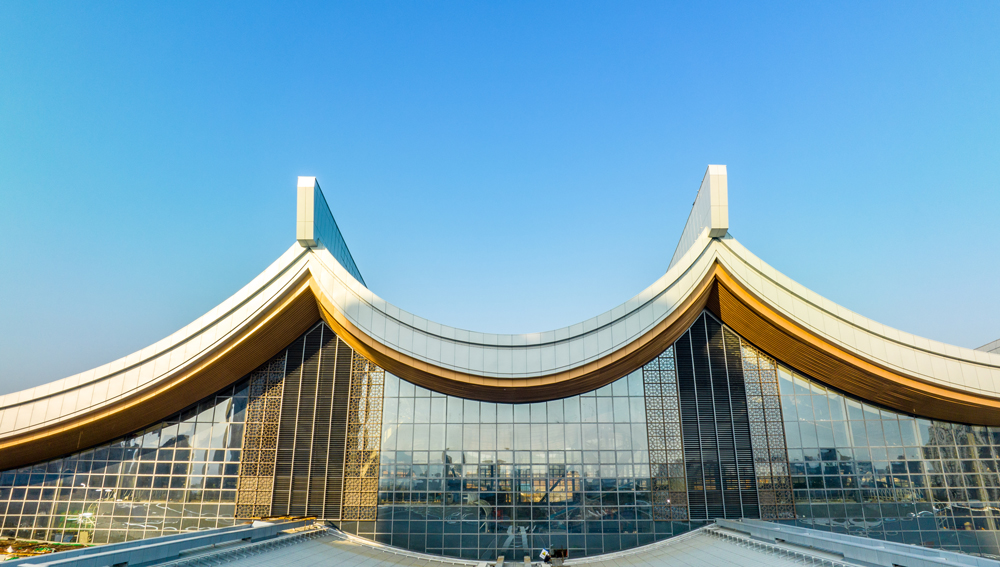 新建廈門北站延續了既有廈門北站閩南建筑聚落特點，屋面采用雙曲結構，南北向彎弧半徑達56米，創我國沿海城市鐵路交通工程建筑屋面彎弧之最；屋面最高點與最低點相差24米，創全線站房屋面高差最大記錄。項目團隊運用位于國內先進行列的微電子傳感技術“鋼結構健康檢測系統”，對鋼結構施工全過程的應力、變形實時監測，精準控制安裝精度。圖為該站房所采用的波浪式屋面。