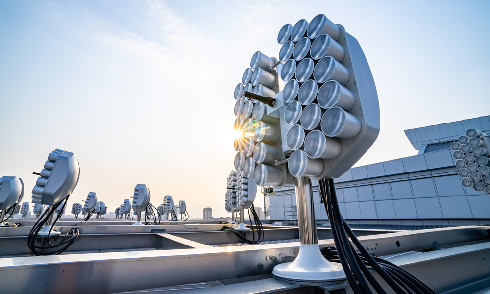 中鐵建設利用全產業鏈優勢，發揮“中鐵芯”高端機電品牌技術效能，在國內站房建設中首次全面運用智能光纖系統。這也是當前全國站房光能利用率最高的智能光纖系統，能源利用效率高達80%，光纖照明覆蓋面積達7000平方米，預計全年節約用電約72萬度，相當于減少565噸二氧化碳排放。圖為該站房所采用的自動跟蹤采光機。