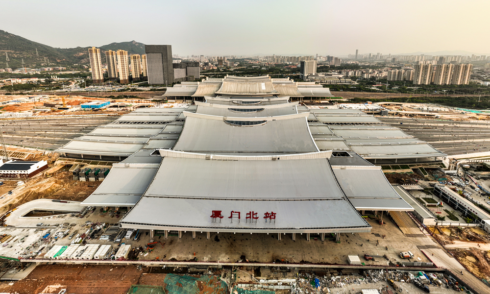 據悉，新建廈門北站工程目前處于內部裝飾裝修及設備安裝階段。福廈高鐵預計在今年9月底具備開通運營條件，新建福廈高鐵廈門北站將同步投入使用。圖為該站近景。