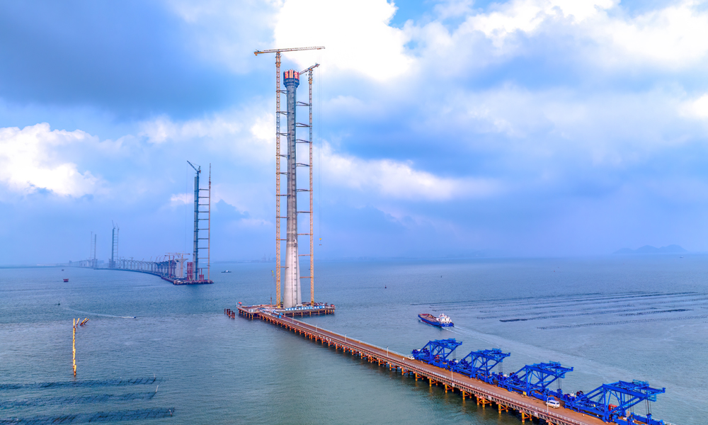 4月18日上午10點，廣東省交通集團在建的粵港澳大灣區超級工程黃茅?？绾Ｍǖ理椖孔詈笠蛔魉S茅海大橋中塔順利封頂。至此，項目的關鍵工程黃茅海大橋和高欄港大橋五座主塔全部封頂。