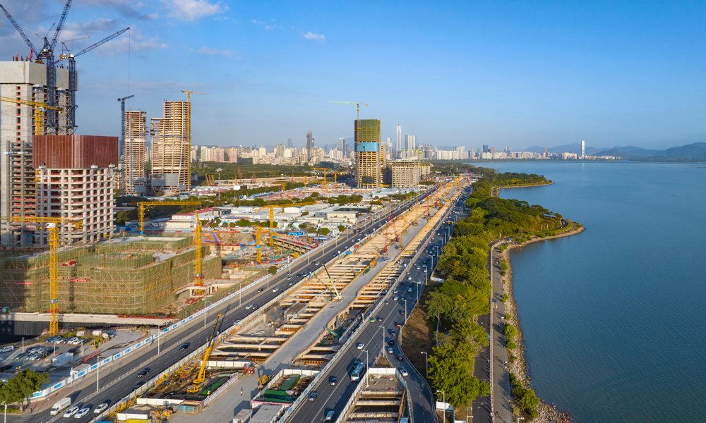 近日，中國中鐵建設者搶抓春季回暖施工“黃金期”，不斷刷新重點工程項目建設“進度條”，跑出高質量發展“加速度”。圖為近日拍攝的深圳濱海大道交通綜合改造工程建設現場。建成后，深圳濱海大道沿海東西向主干道擴容至雙向14車道，形成集城市道路、地下港灣式公交停靠站、城際線站點于一體的地下4層空間，完美實現“地上看海、地下行車”。