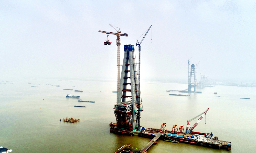 近日，隨著280噸重的底節鋼塔穩穩放置在250米高的中塔柱合龍段上，中國中鐵旗下中鐵大橋院設計、中鐵大橋局承建、中鐵工業參建的常泰長江大橋主航道橋6號主塔轉入上塔柱施工階段。常泰長江大橋主航道橋主跨達1176米，是世界最大跨度公鐵兩用斜拉橋，6號主塔設計高度352米，是世界在建最高橋塔。