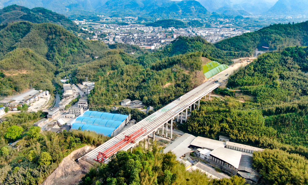 近日，隨著大沙壩大橋最后一片T梁成功架設，中鐵北京局承建的四川宜賓至云南威信高速公路2標項目主線橋梁雙幅架設全部完成。目前，宜威高速公路2標項目施工建設已完成超過90%。項目建成后，川南地區將新增一條出川高速公路通道，并與已建成的宜彝高速、宜敘高速、內宜高速、樂宜高速、納黔高速、宜渝高速、宜畢高速等連接成網。