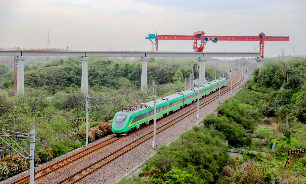 近日，隨著架橋機將最后一榀重達376噸的簡支箱梁精準落位在杭衢鐵路九景衢下行聯絡線特大橋橋墩上，中鐵三局承建的杭衢鐵路（建衢段）九景衢下行聯絡線成功上跨衢九鐵路。目前，宜威高速公路2標項目施工建設已完成超過90%。項目建成后，川南地區將新增一條出川高速公路通道。