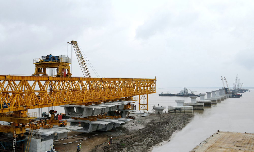 當地時間4月19日上午，中國中鐵旗下中鐵大橋局承建的馬來西亞魯巴跨海大橋南引橋首孔箱梁節段成功架設，大橋引橋進入上部結構架設施工階段。魯巴跨海大橋為馬來西亞在建最大單體橋梁項目，全長4844米，由1197.6米南引橋、598.8米主航道橋、3047.6米北引橋組成，全橋設計箱梁節段85跨共1101片，采用預制節段膠拼施工工藝。