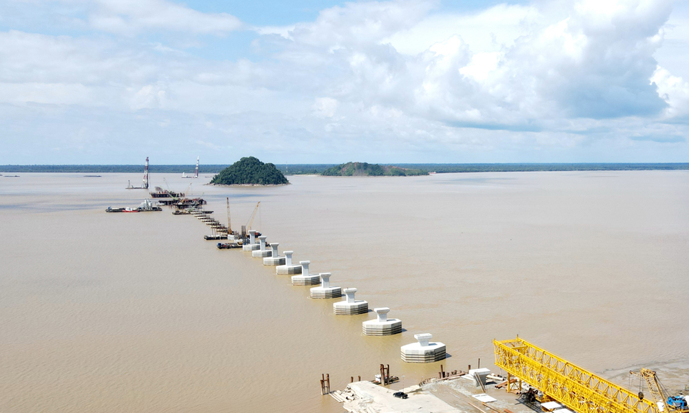 魯巴跨海大橋位于呈喇叭口型的魯巴河入?？?，外?？趯掃_27千米，縮小至橋址處僅為4.5千米寬。大橋橋址處為典型的半日潮，即平均半天一個潮汐輪回，漲落潮時流速極快、浪涌能量大，最大潮差達6.4米，給橋梁施工帶來很大困難。為確保此次箱梁節段順利架設，中鐵大橋局積極協調各方，快速完成了架橋機荷載試驗，不斷優化預制和架設方案，在正式架設前開展多次安全及技術交底，把關每一道工序及細節，保證了架梁安全實施。