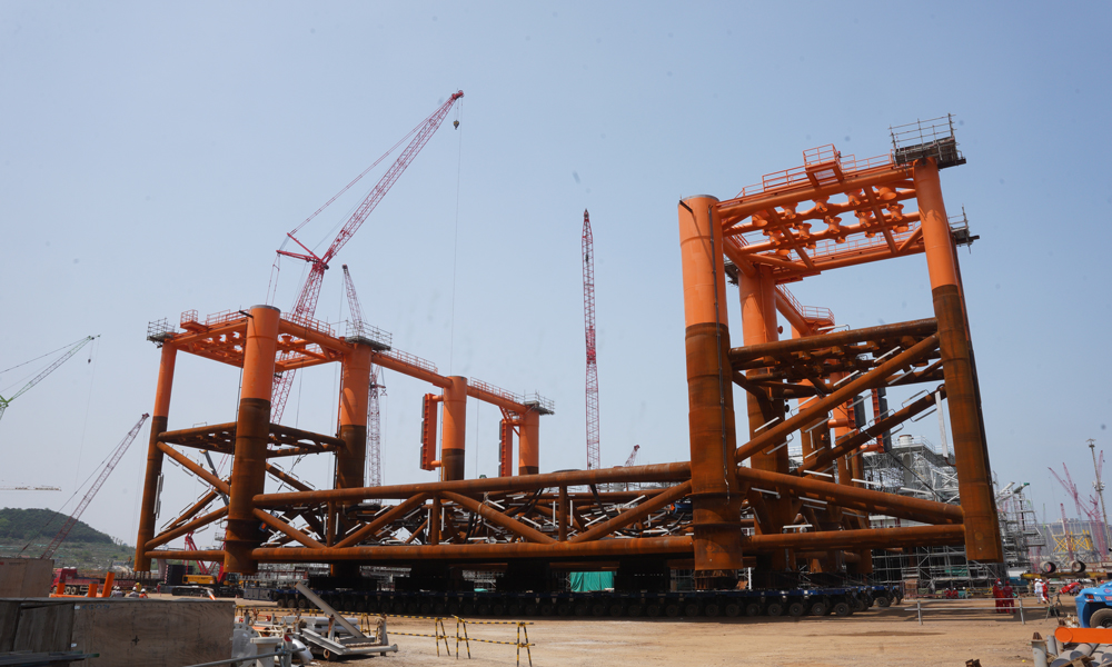 C平臺為一座8腿8主樁平臺，建成后將超過10層居民樓的高度，總重量近15000噸。它是埕北油田調整/曹妃甸21-3油田開發項目的核心裝備。該項目通過新建平臺、海管、海纜、修井機，新鉆一批生產井等，推動埕北油田油氣年產再上新臺階，助力端穩端牢能源飯碗。