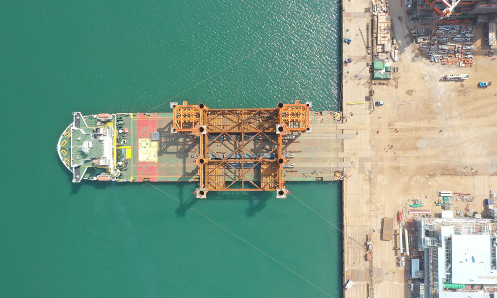 自去年10月30日開工建造以來，埕北油田調整/曹妃甸21-3油田開發項目團隊克服平臺建造時間短、技術難度大、建造風險高等多重困難，通過不斷優化施工措施和施工計劃，提前鎖定場地和船舶資源，嚴格控制施工質量和安全底線，確保項目順利進行，同時對標歷史最佳實踐，爭分奪秒倒排剛性計劃，推動各路建設加速推進。目前，C平臺導管架已建造完成，平臺組塊部分預計9月底實現陸地完工。