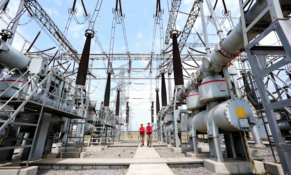 近日，國家電網天津高壓公司員工在500千伏南蔡變電站開展迎峰度夏設備特巡。