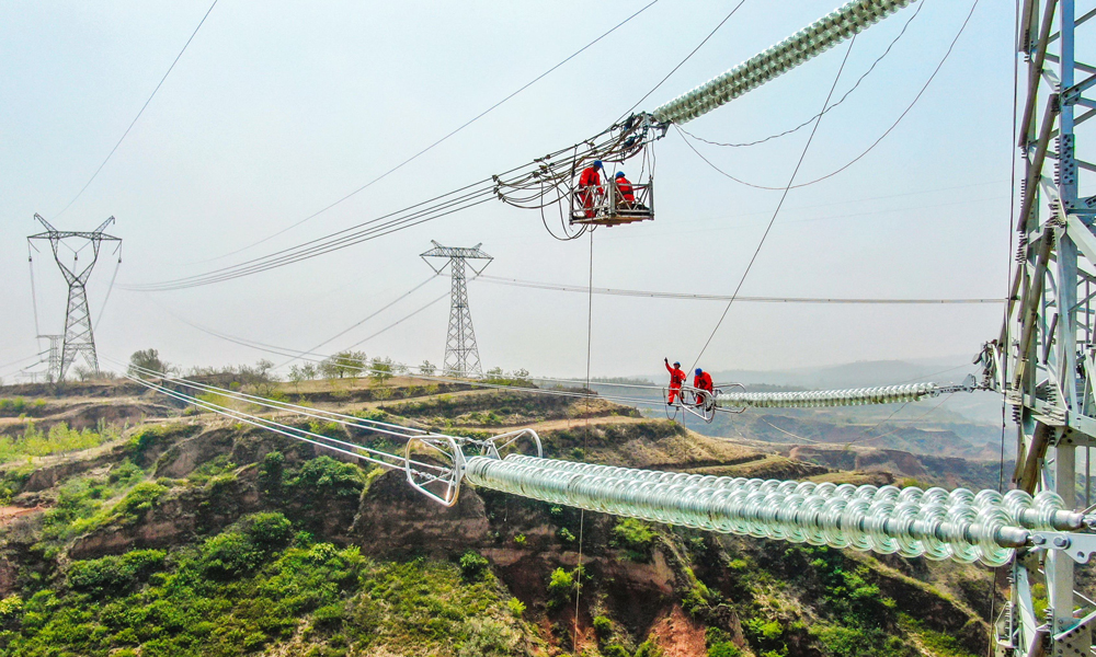 近日，國家電網山西送變電公司員工開展呂梁—晉中1000千伏變電站500千伏線路工程建設高空作業，保障迎峰度夏期間電力可靠供應。