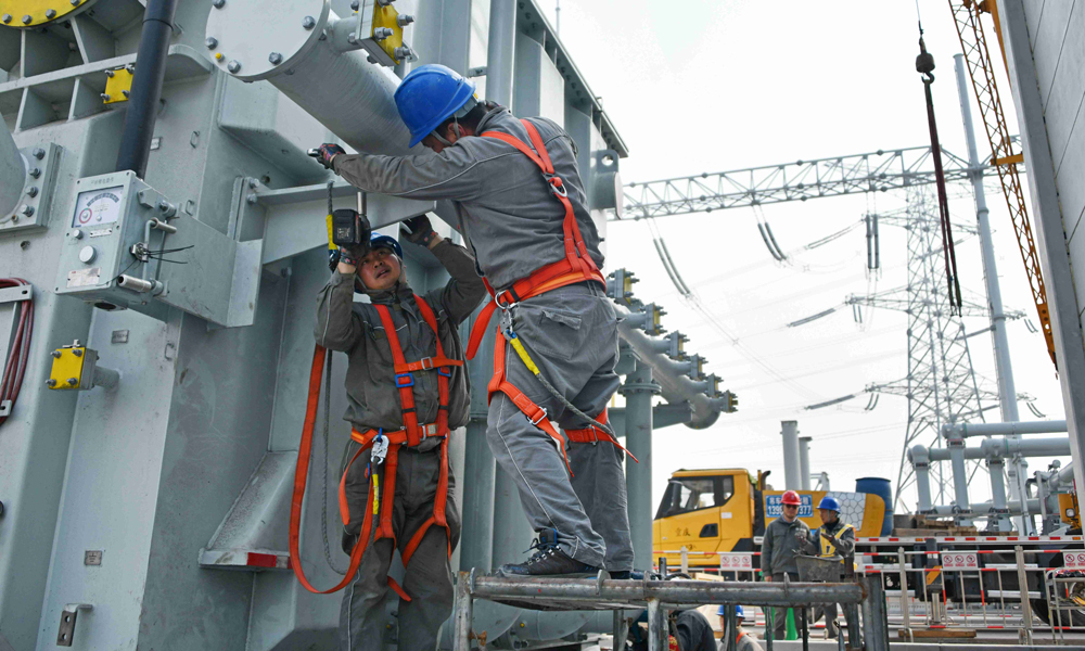 近日，國家電網重慶送變電公司員工在永川500千伏輸變電工程現場進行主變壓器安裝工作，保障迎峰度夏期間電力可靠供應。