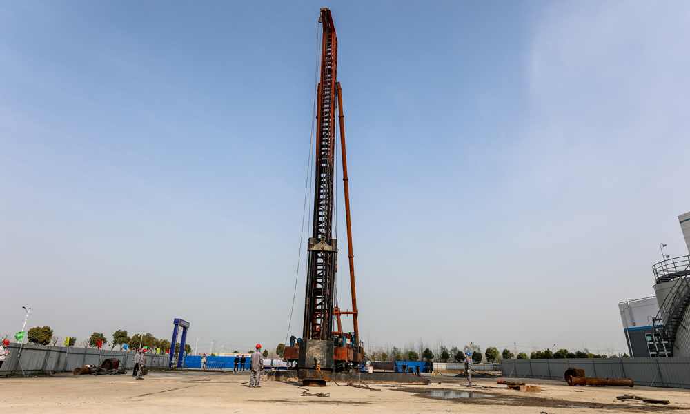 國家能源集團江蘇泰州電廠擁有4臺百萬千瓦超超臨界燃煤發電機組，CCUS項目以4號機組煙氣為原料，開展二氧化碳捕集、利用、封存技術研究。項目完全由我國自主設計、制造、安裝，實現了裝備100%國產化，各項指標均處于行業領先水平。圖為2022年3月22日拍攝的國家能源集團江蘇泰州電廠CCUS項目開工現場。顧煒 攝