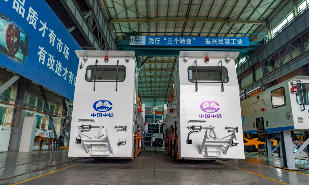 近日，中國中鐵旗下中鐵工業自主研制的國內首臺套超強爬坡、超大噸位、智能化系列水平運輸新產品在新鄉正式發布，三軌雙模式驅動液壓運輸車、智能化機車編組、積木式多動力編組以及百噸級牽引機車等四款產品亮相，進一步豐富了有軌運輸應用場景。圖為百噸級牽引機車。