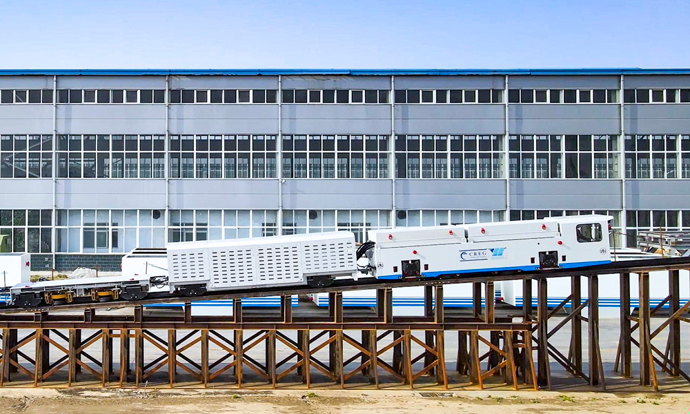 三軌雙模式驅動液壓運輸編組“攀登者”是水平運輸編組列車的創新產品，解決了零下40攝氏度、狹小空間、超大坡度等多種極端工況下的隧道施工物料運輸難題，同時首創雙重剎車模式，超大坡度下制動性能優異。該產品適應隧道最大坡度400‰，制動距離小于10米，具備超強爬坡能力、制動平穩可靠、驅動模塊化等功能，適用于抽水蓄能、地鐵、公路、鐵路、電力、引水及礦山等場景的超大坡度施工運輸作業。