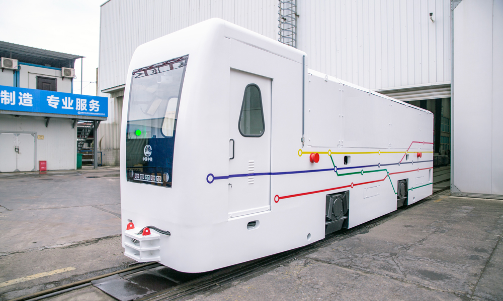 智能化機車編組是一款可實現智能輔助駕駛的機車新產品。工程師運用5G通訊、Wifi、激光雷達、光學識別等先進技術，為水平編組列車裝上了“千里眼”，能夠實現多模融合無線數據傳輸及精準定位、可視化云邊端協同運維綜合管理、主動安全避障等諸多智能化功能，為隧道智慧建造提供智能運輸解決方案。