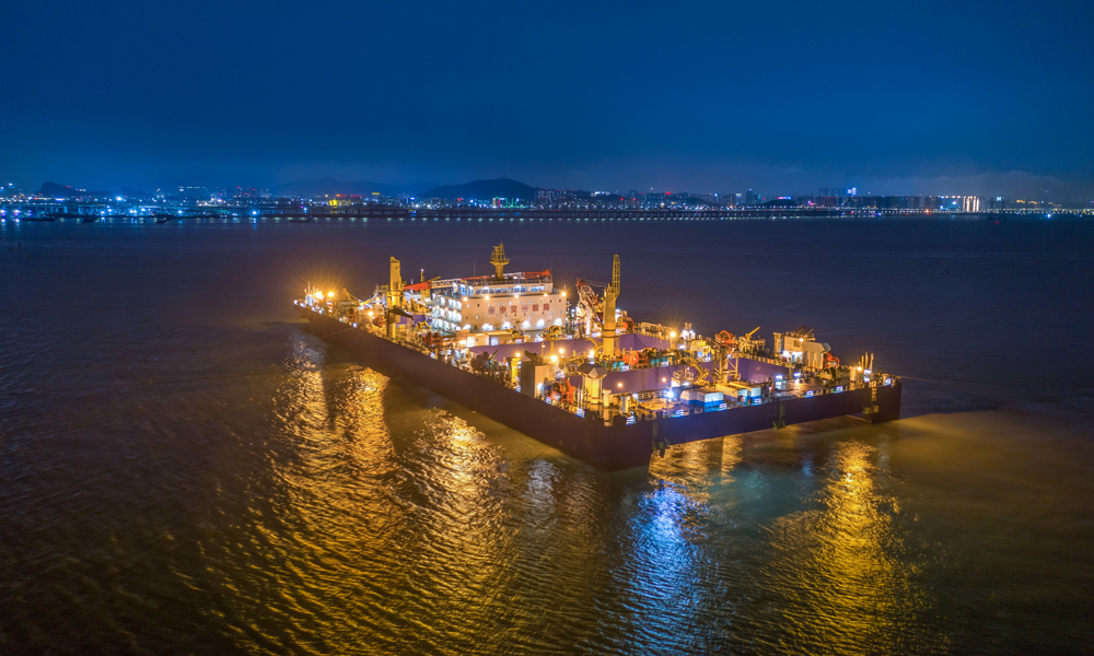 6月11日，廣東省交通集團在建的國家重大工程——深中通道海底隧道最終接頭順利推出，貫通測量結果表明，實現了與東側E24管節精準對接。從2018年4月海底隧道沉管鋼殼試驗段開工，歷時5年多，這座“海底長城”終于合龍。深中通道沉管隧道最終接頭正在進行水下對接。李一 攝 