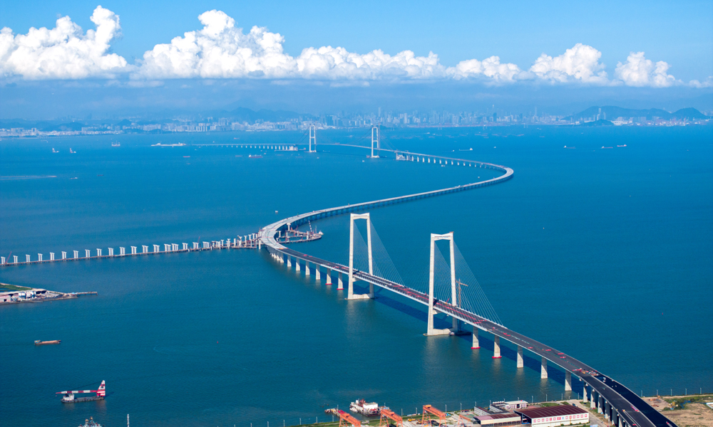 深中通道地處粵港澳大灣區核心區域，是國家重大工程、粵港澳大灣區核心樞紐工程。項目橫跨珠江口東西兩岸，聯通深圳、廣州、中山三地，是集“橋、島、隧、水下互通”于一體、當前世界上建設難度最高的跨海集群工程。圖為深中通道全線航拍。蘇振飛 攝