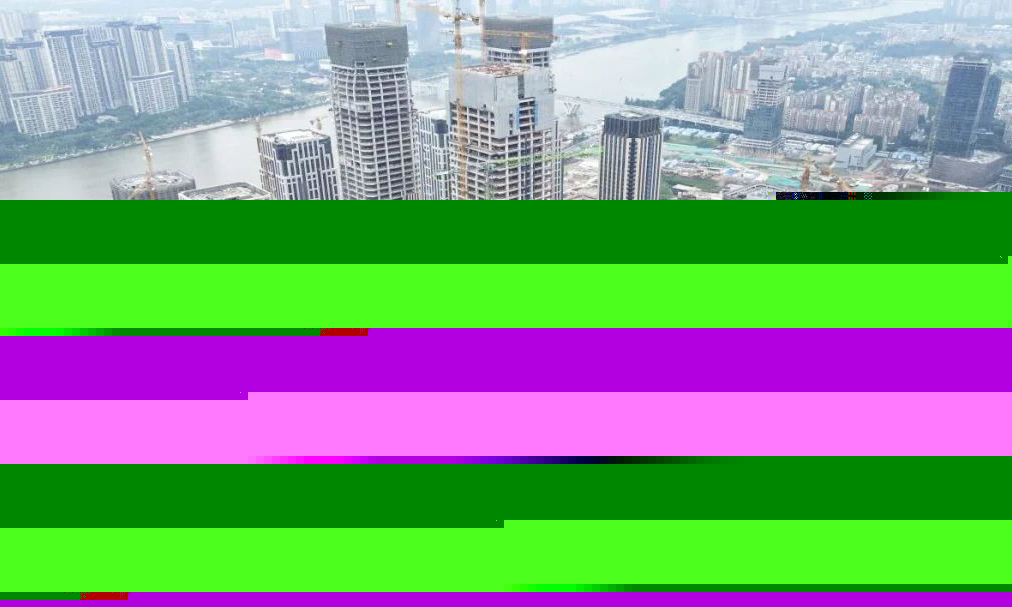 中國建筑奮力攻堅半年目標任務，項目建設現場熱潮涌動，重點工程正在加速推進中。圖中正在建設的廣東廣州新華保險大廈項目是粵港澳大灣區金融合作示范區的重點工程。該項目由中建一局承建，總建筑面積約13.38萬平方米，建設內容為一棟180米高甲級寫字樓。項目建成后，將成為集商業、辦公、公建配套設施于一體的地標性建筑，與周邊寫字樓群、消費場所構成核心辦公及商業區。