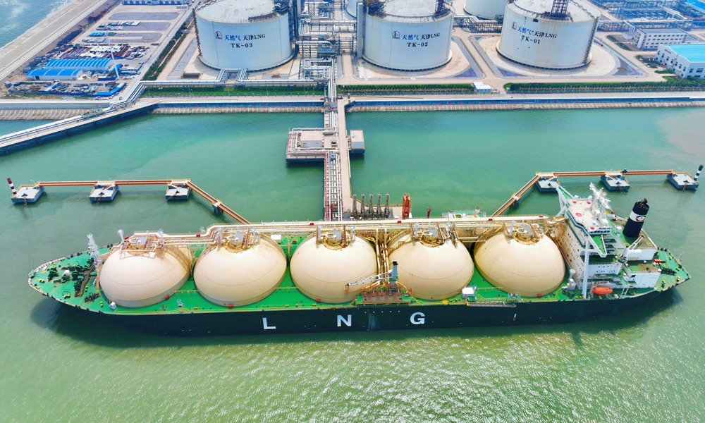 中國石化天然氣分公司天津LNG接收站扎實開展安全生產月活動，優化運行參數，實時監控運行，儲備充足LNG滿足天然氣發電用能需求，安全平穩保障京津冀地區迎峰度夏能源供應。圖為近日，“愛可”號LNG運輸船靠泊該站。