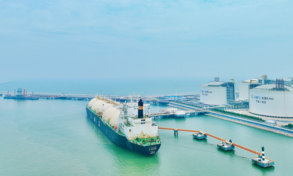 自投產以來，中國石化天然氣分公司天津LNG接收站已累計接卸LNG運輸船478艘次，供氣超370億立方米。圖為近日，“愛可”號LNG運輸船靠泊該站。