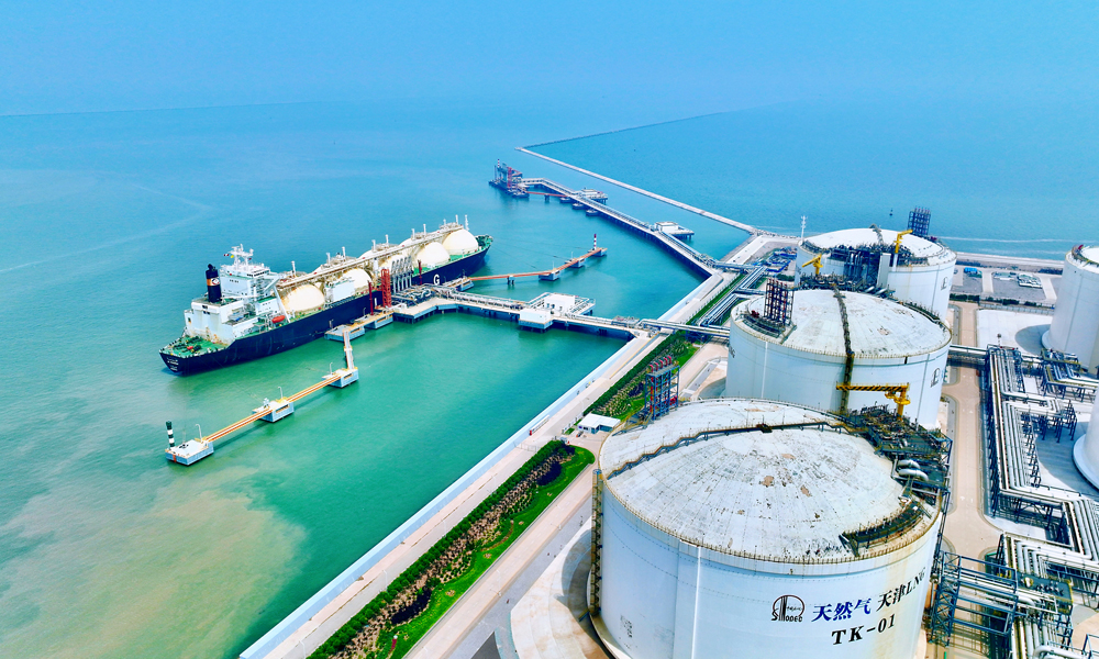 近日，“愛可”號LNG運輸船靠泊中國石化天然氣分公司天津LNG接收站。